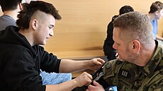 Vojáci Krajského vojenského velitelství Ostrava zavítali do �ty� základních...