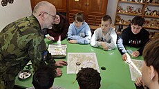 Vojáci Krajského vojenského velitelství Ostrava zavítali do �ty� základních...
