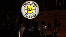 Zdeno Chára s rodinou sledují banner k vy�azení jeho �ísla v Bostonu.