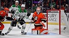 Luká� Dostál z Anaheimu v utkání s Dallasem.