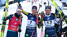 Elvira Öbergová ze �védska (uprost�ed) slaví triumf ve stíhacím závod� v...