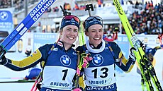 Elvira Öbergová ze �védska (vlevo) slaví triumf ve stíhacím závod� v Oberhofu....