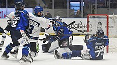 Závar p�ed vítkovickým gólmanem Dominikem Hrachovinou v utkání s Kladnem.