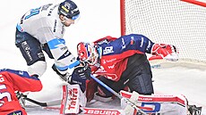 Pardubický gólman Roman Will zasahuje proti Adamu Musilovi z Liberce.