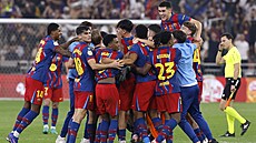 Hrá�i Barcelony se radují z výhry ve �pan�lském superpoháru proti Realu Madrid.