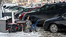 �ena ovládá generátory elekt�iny b�hem výpadku proudu v centru Kyjeva. (10....