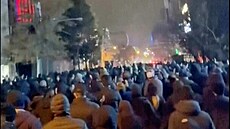 Na snímku z videa jsou vid�t demonstranti, kte�í op�t vy�li do ulic Teheránu...