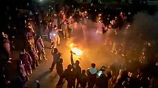 Na snímku z videa jsou vid�t demonstranti, kte�í op�t vy�li do ulic Teheránu...