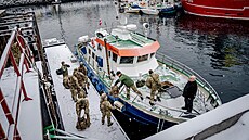 Dán�tí vojáci po p�íjezdu do p�ístavu v Nuuku v Grónsku. (18. ledna 2026)