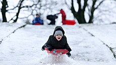 Sedmiletý Cowen se klouzá z kopce plot v Buxtonu ve Velké Británii. (9. ledna...