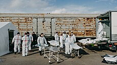 Forenzní specialisté v Od�se odebírají DNA padlých ukrajinských voják�. (26....