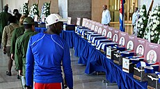 Vojáci i civilisté vzdávají v kubánské Havan� hold voják�m zabitým p�i...