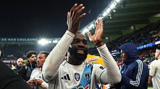 Jonathan Ikoné z FC Pa�í� slaví postup svého klubu do �tvrtfinále poháru po...