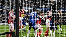 Ben White z Arsenalu zakon�uje hlavou p�i úvodním gólu proti Chelsea.