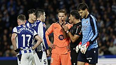 Barcelonský zálo�ník Frenkie de Jong (uprost�ed) b�hem debat se �pan�lským...