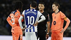 �pan�lský sudí Gil Manzano v diskuzích s hrá�i Barcelony a Realu Sociedad.