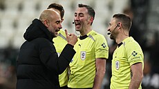 Pep Guardiola, kou� Manchesteru City (vlevo) se baví s rozhod�ími po zápase s...