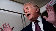 Donald Trump mluví s noviná�i na palub� Air Force One, který prezidenta...