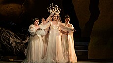 Jekat�rina Krovat�va (Belinda, vlevo) a Markéta Cukrová (Dido, uprost�ed) v...