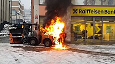 V centru Ústí nad Labem vzplál malý sypa� s pluhem. (15. ledna 2026)