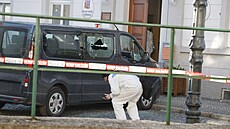 St�elbou po�kozené auto v Ch�ibské na D��ínsku, kde úto�ník st�ílel na obecním...