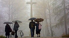 Fotografové mají nostalgickou a tajemnou atmosféru s mlhou v zim� rádi. Lidská...