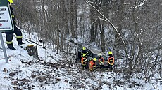 Auto na Prost�jovsku museli hasi�i vypro��ovat, z�stalo zaklín�né mezi stromy a...