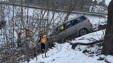 Auto na Prost�jovsku museli hasi�i vypro��ovat, z�stalo zaklín�né mezi stromy a...