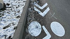 Pracovníci namalovali zna�ení p�es zamrzlý sníh a dal�í ne�istoty.