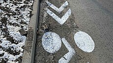 Pracovníci namalovali zna�ení p�es zamrzlý sníh a dal�í ne�istoty.