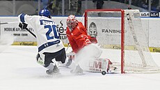 Niko Ojamäki z Kladna se sna�í dostat puk do branky Mat�je Machovského.
