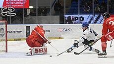 Martin Ry�avý z Kladna úto�í na branku Mat�je Machovského