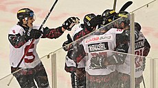 Radost hokejist� Sparty. Proti Karlovým Var�m smazali t�ígólové manko.