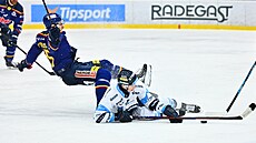 Tomá� Galvas z Liberce (dole) a Martin Beránek z �eských Bud�jovic upadli po...