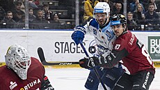 Tomá� Zohorna z Brna se sna�í natla�it p�ed Filipa Ku�áka ze Sparty.