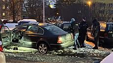 P�i policejní honi�ce na Praze 4 policisté osobnímu vozidlu prost�elili...