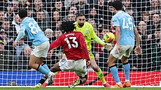 Obránce Patrick Dorgu z Manchesteru United st�ílí gól v derby proti City.