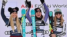 Ester Ledecká (vpravo) slaví v Tarvisiu t�etí místo v super-G spolu s vít�zkou...