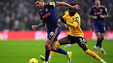 Bruno Guimaraes z Newcastlu s mí�em p�ed Mateusem Maném z Wolverhamptonu.