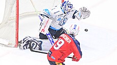 Pardubický úto�ník Roman �ervenka v �anci p�ed branká�em Petrem Kvá�ou z Liberce