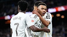 Fotbalisté Realu Madrid se radují z gólu Kyliana Mbappého.