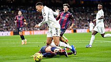 Úto�ník Kylian Mbappé je v utkání proti Levante faulován v pokutovém území.