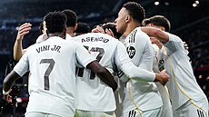 Fotbalisté Realu Madrid se radují z gólu, který vst�elil Raúl Asencio.