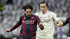 Unai Vencedor z Levante vede mí� p�ed Alvárem Carrerasem z Realu Madrid.