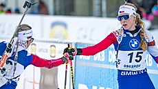 Tereza Voborníková (vlevo) se v cíli stíhacího závodu v Oberhofu zdraví s...