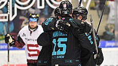 Karlovar�tí hokejisté se radují z gólu Adama Luko�ika v utkání proti Spart�.