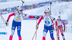 Markéta Davidová (vlevo) p�edává v Oberhofu �tafetu Tereze Voborníkové.