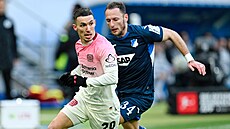 Obránce Vladimír Coufal z Hoffenheimu nahání Alexe Grimalda z Leverkusenu.