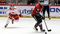 Spar�anský úto�ník Michal �epík s pukem p�ed Oscarem Flynnem ze Sparty