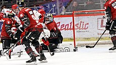 Hokejisté T�ince a Sparty sledují po st�ele domácího Martina R��i�ky puk za...